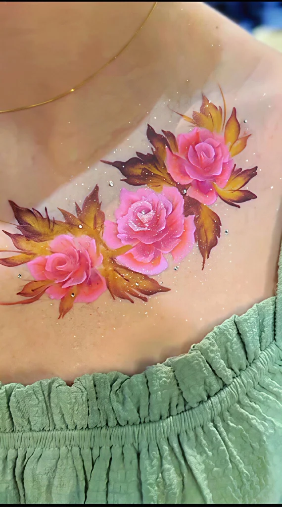 Body painting roses rouges élégantes sur décolleté - art corporel événement